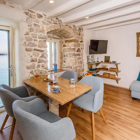 Water Castle House * Kastela