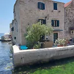 Water Castle House * Kaštela