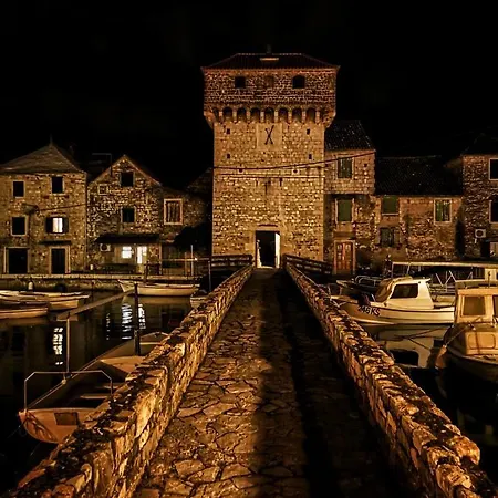 Water Castle House * Kaštela